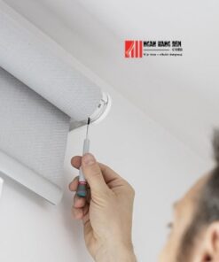 Hướng dẫn cách lắp đặt rèm cuốn chống nắng - Ảnh 4