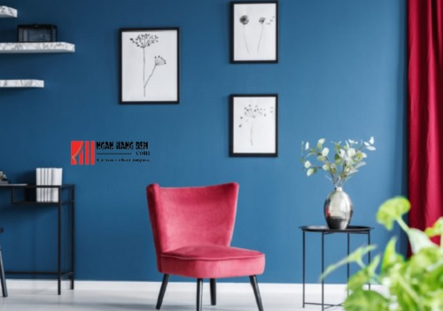 rèm màu đỏ cho tường màu xanh