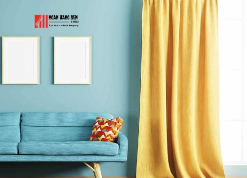 rèm màu vàng cho tường màu xanh
