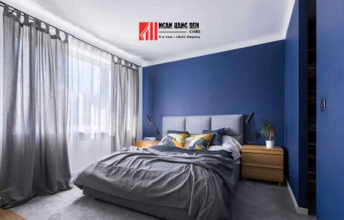 rèm màu xám cho tường màu xanh