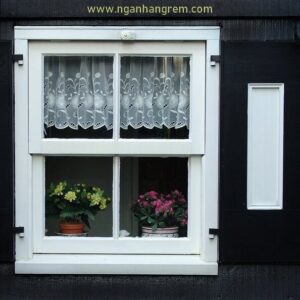 Cửa sổ gỗ và rèm cửa kiểu Hà Lan ở làng Marken, Bắc Hà Lan
