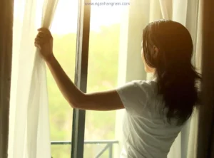 Đóng kín rèm để làm mát nhà trong ngày nắng nóng